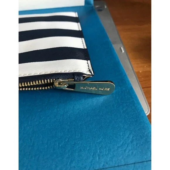 Michael Kors striped clutch - Picture 5 of 10
